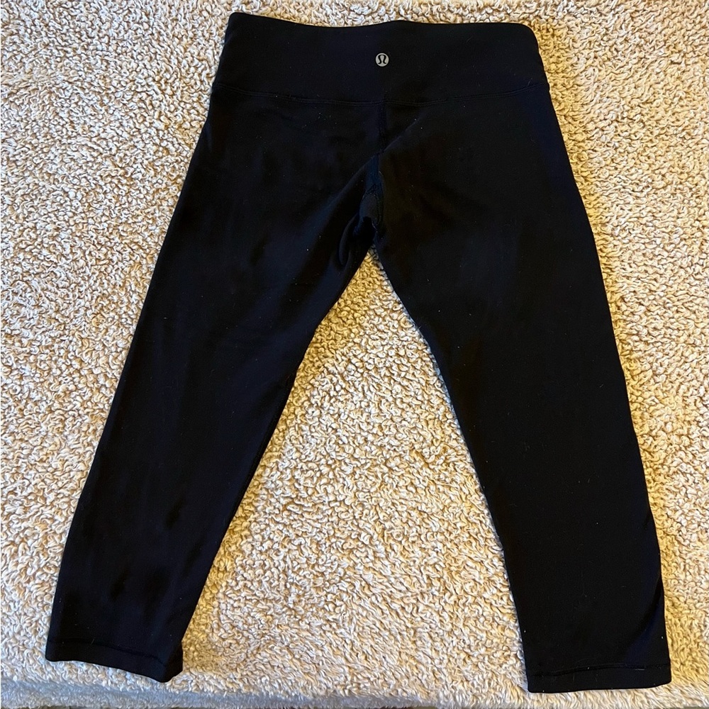 Black cropped lululemon leggings
